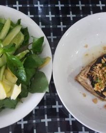 Cá đuối hấp mỡ hành + bánh tráng + rau thơm