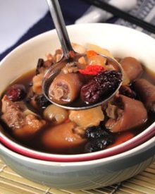 Đuôi heo hầm thuốc Bắc
