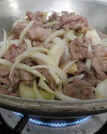 Nai xào hành tây