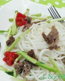 Bún xào rau cần với thịt bò